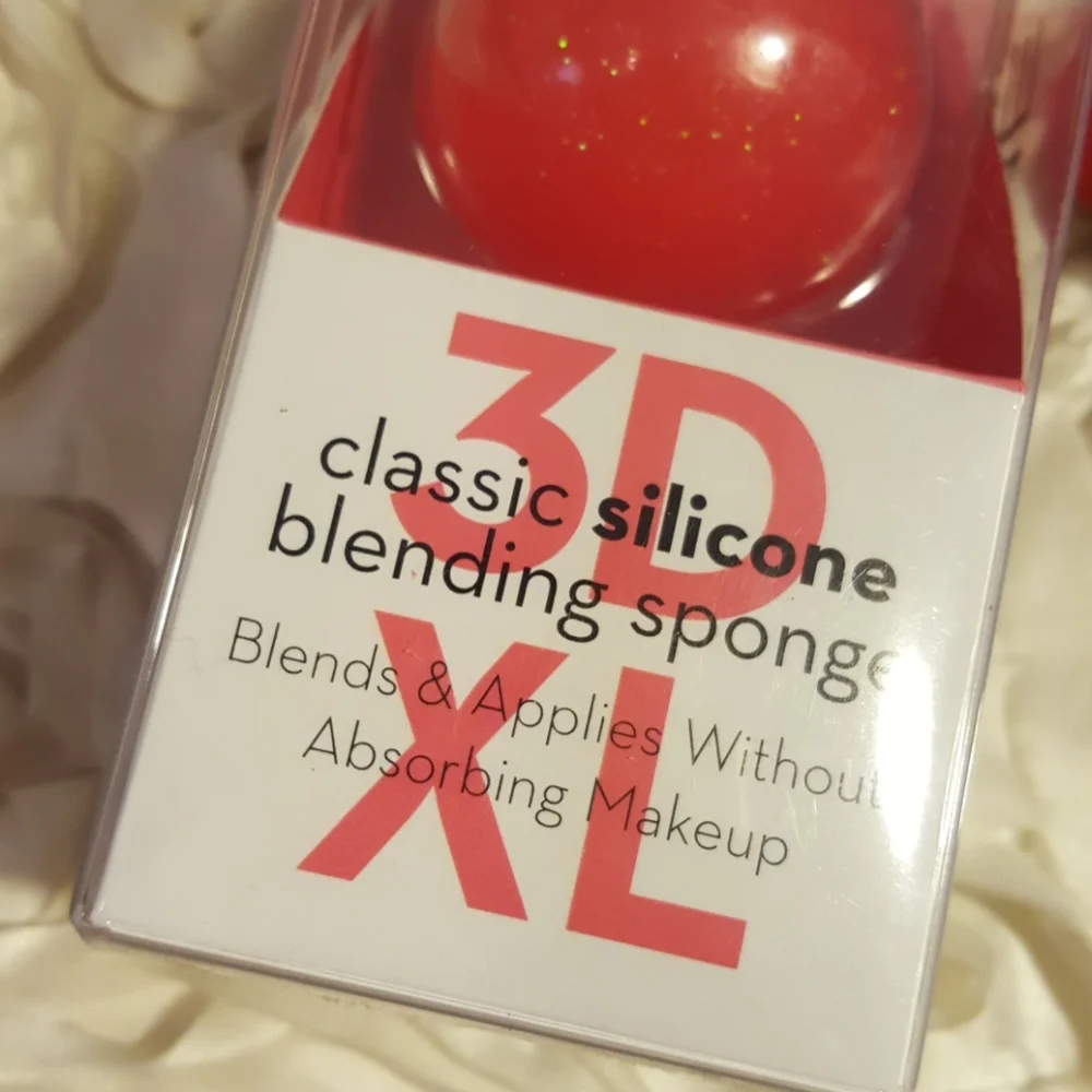 Creme Shop Silicone Blending Sponge Pink.